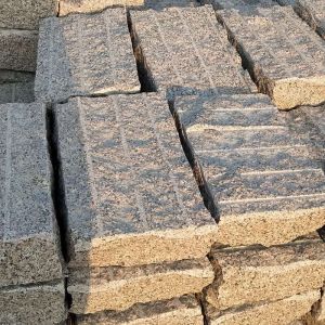 五莲县岳宁石材有限公司-水库护坡石 块石 自然面马蹄石 汀步石