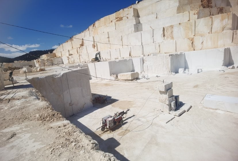 月光米黄荒料-福建南安市锦洲石业有限公司